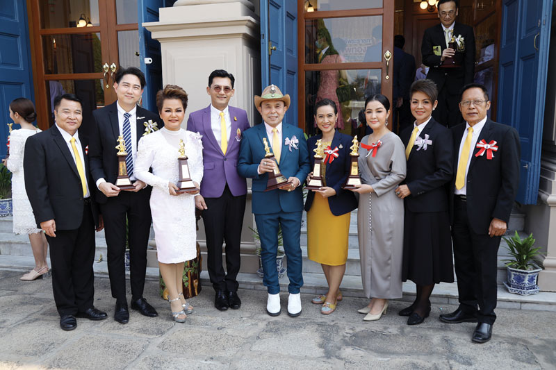 มิกค์-ยุ้ย-ปูเป้ นำทีมคนบันเทิงรับพระราชทานรางวัลเทพทอง