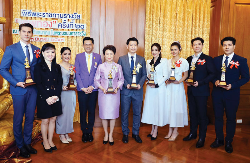 มิกค์-ยุ้ย-ปูเป้ นำทีมคนบันเทิงรับพระราชทานรางวัลเทพทอง