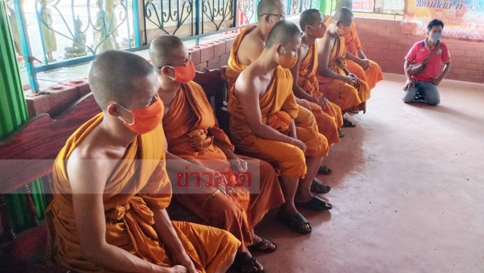 จับพระสึกครึ่งวัด
