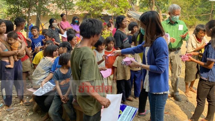 แจกหน้ากากอนามัยผีตองเหลือง