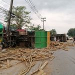 คลิประทึก! 18ล้อ ยางแตก ชนเสาไฟทะลุร้านเฟอร์นิเจอร์ ท่อนซุงเกลื่อน