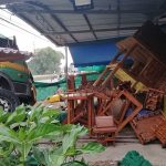 คลิประทึก! 18ล้อ ยางแตก ชนเสาไฟทะลุร้านเฟอร์นิเจอร์ ท่อนซุงเกลื่อน