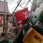 คลิประทึก! 18ล้อ ยางแตก ชนเสาไฟทะลุร้านเฟอร์นิเจอร์ ท่อนซุงเกลื่อน
