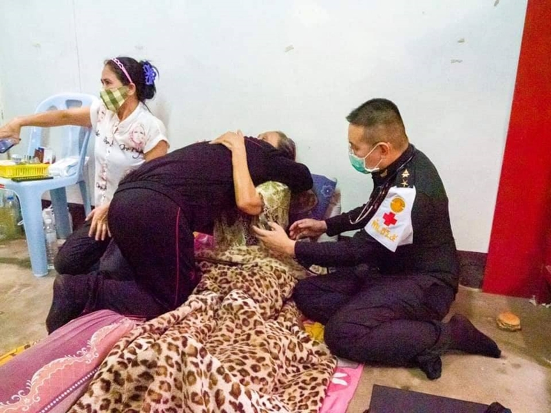 จ่าจำปา โผกอดแม่ที่นอนพักรักษาอาการป่วยอยู่ภายในบ้านพักที่ จ.ตรัง