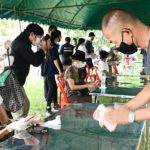 แน่นวัดพระศรีฯ! คนใจบุญ หอบเงิน 5แสน แจกปชช.เดือดร้อนจาก โควิด