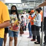 แน่นวัดพระศรีฯ! คนใจบุญ หอบเงิน 5แสน แจกปชช.เดือดร้อนจาก โควิด