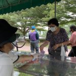 แน่นวัดพระศรีฯ! คนใจบุญ หอบเงิน 5แสน แจกปชช.เดือดร้อนจาก โควิด