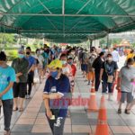 แน่นวัดพระศรีฯ! คนใจบุญ หอบเงิน 5แสน แจกปชช.เดือดร้อนจาก โควิด