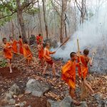 ระทึก! พระ-เณรกว่า 20 ชีวิตลุยสกัดไฟป่า ไม่ให้ลามเผาวัดที่ลำพูน