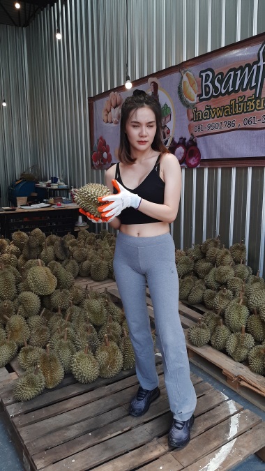 สาวสวยขายทุเรียน
