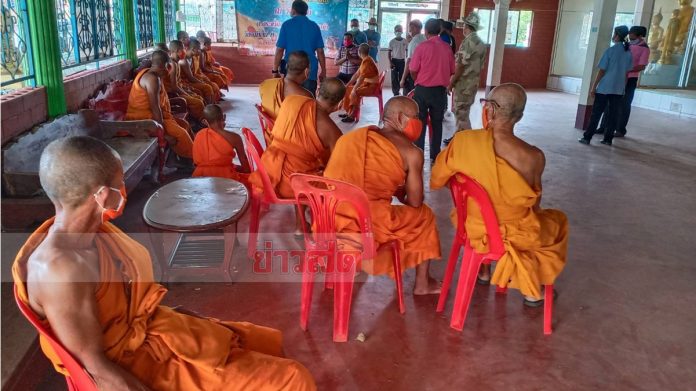 จับพระสึกครึ่งวัด