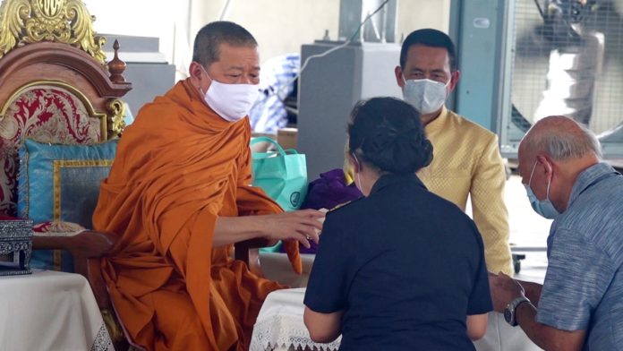 เจ้าคุณธงชัย มอบถุงยังชีพ