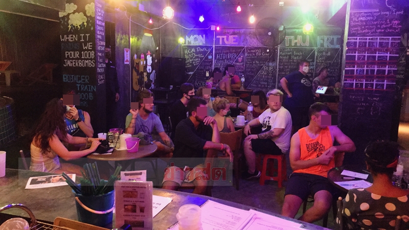 บรรยากาศภายในร้านอาหาร หลังเจ้าหน้าที่เข้าทำการตรวจสอบฝ่าฝืนคำสั่งพ.ร.บ.โรคติดต่อ
