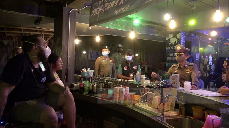 เจ้าหน้าที่เข้าสอบถามเจ้าของร้าน หลังเปิดฝ่าฝืนคำสั่งจังหวัด ไม่กลัว โควิด ระบาด