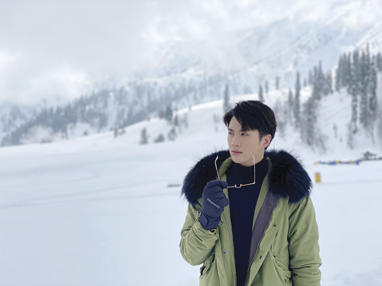 ‘ฟากฟ้าคีรีดาว’ถ่ายซีนหวานยอดเขากุลมาร์ก ‘ภณ-อิน-น้ำหวาน’ปะทะหนาวตัวชาปากสั่น!