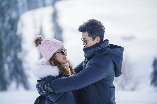 ‘ฟากฟ้าคีรีดาว’ถ่ายซีนหวานยอดเขากุลมาร์ก ‘ภณ-อิน-น้ำหวาน’ปะทะหนาวตัวชาปากสั่น!