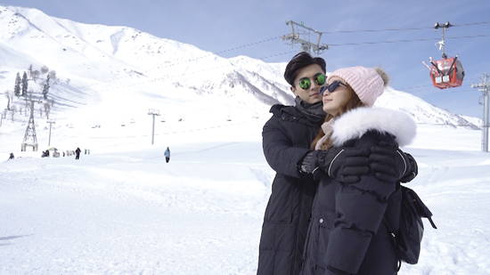 ‘ฟากฟ้าคีรีดาว’ถ่ายซีนหวานยอดเขากุลมาร์ก ‘ภณ-อิน-น้ำหวาน’ปะทะหนาวตัวชาปากสั่น!