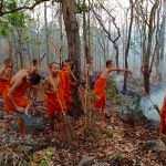 ระทึก! พระ-เณรกว่า 20 ชีวิตลุยสกัดไฟป่า ไม่ให้ลามเผาวัดที่ลำพูน
