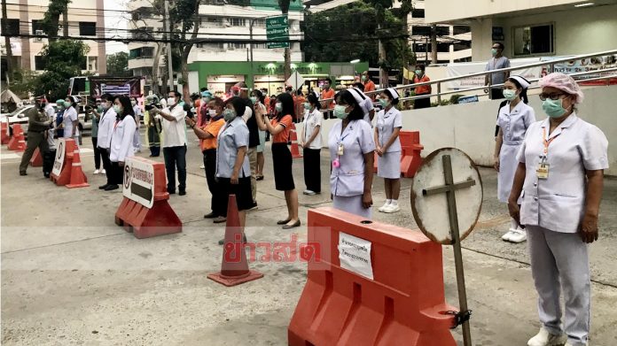   ตำรวจนับร้อยบุกรพ.ปรบมือ