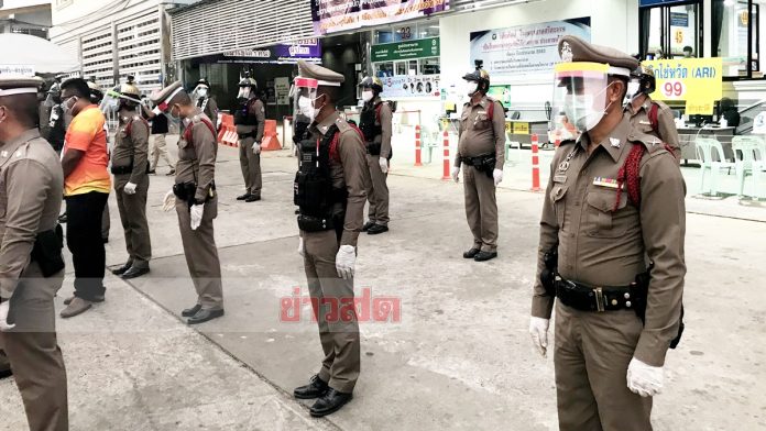   ตำรวจนับร้อยบุกรพ.ปรบมือ