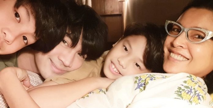 มองผ่านแม่! มองผ่านแม่!