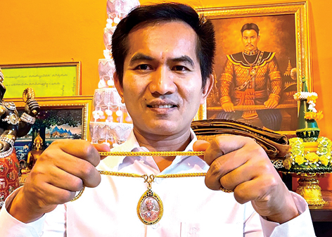 ชนะโชค แหวนทองคำ คล้องเหรียญพระเจ้าตาก