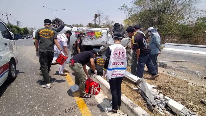  กระบะแซงโค้งชนยับ