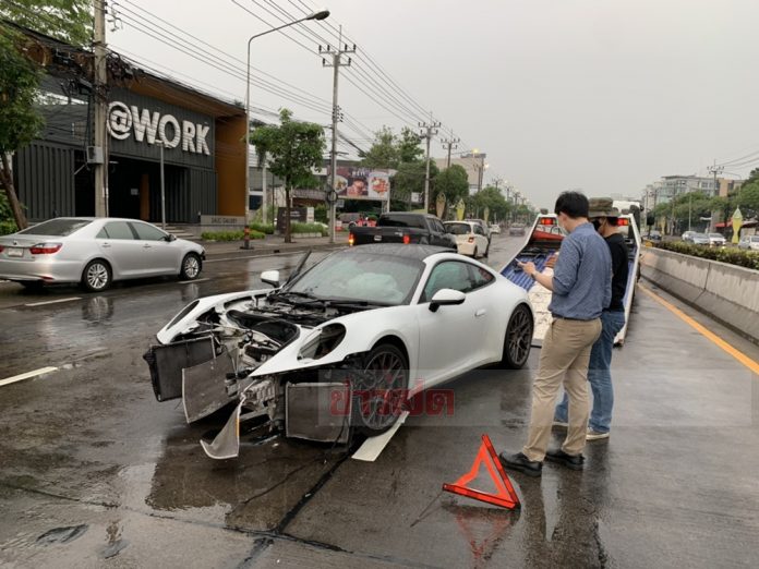 อุบัติเหตุปอร์เช่ เสียหลัก พุ่งชนเสาไฟ