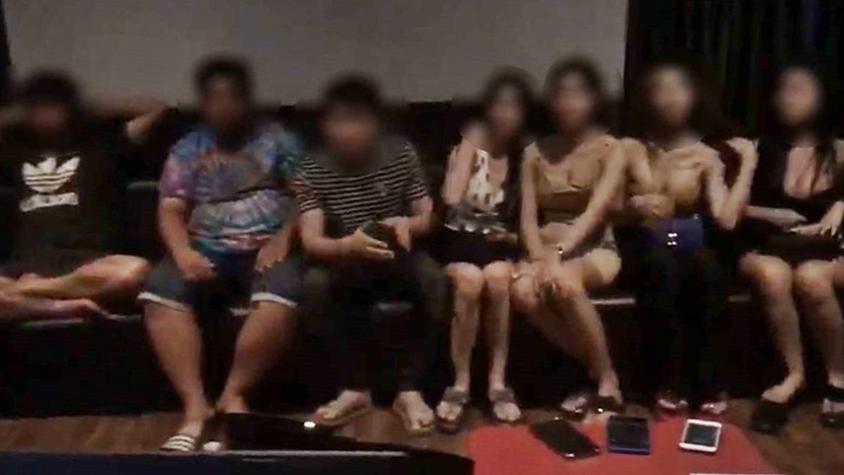 บุกจับ 22 หนุ่มสาวจัดปาร์ตี้อัพยาเย้ยเคอร์ฟิว