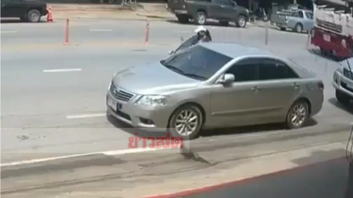 เปิดประตูรถไม่ระวัง