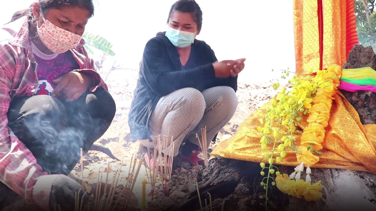 ชาวบ้านแห่ขอหวยเจ้าแม่ตะเคียน