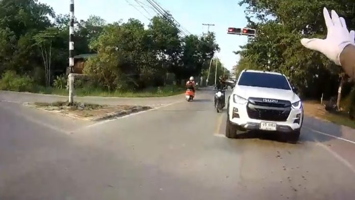 พุ่งชนตำรวจ