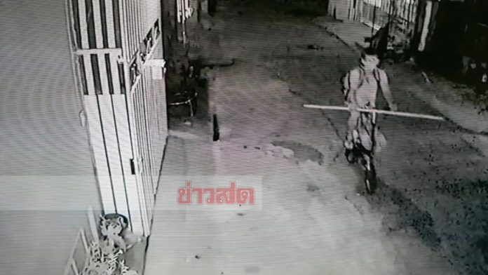 หนุ่มใช้ไม้สอยกางเกงใน