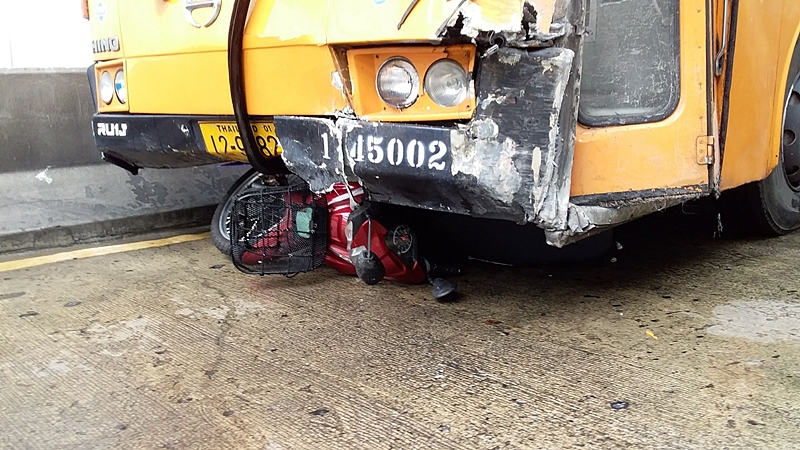 รถเมล์ เบรกแตกพุ่งชนรถจักรยานยนต์ ป้าวัย 58 ปี เสียชีวิต