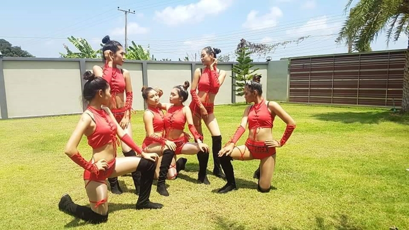 ทีมแดนเซอร์วงดนตรีสะบัดช่อ สมัยที่ยังมีงานจ้างอยู่