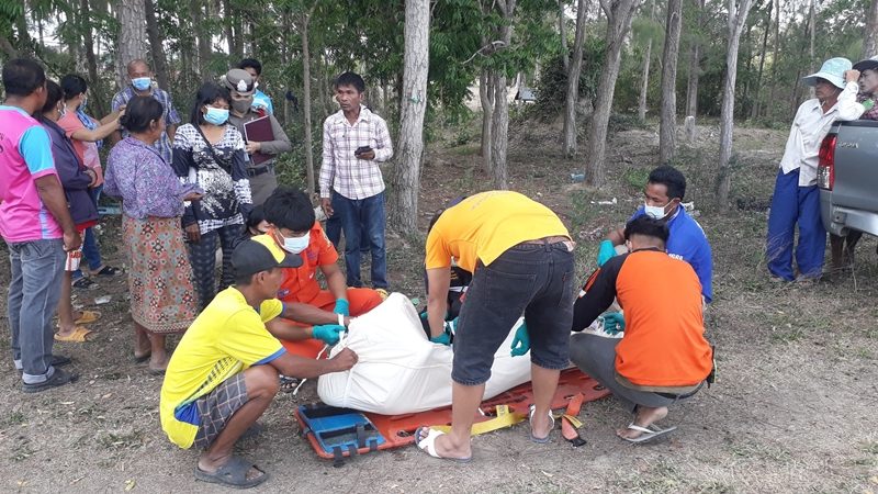 เจ้าหน้าที่เตรียมนำศพหนุ่มใหญ่ จมน้ำดับ ส่งชันสูตรอย่างละเอียดที่โรงพยาบาล
