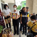 ชมรมแม่บ้านตำรวจตรวจคนเข้าเมือง เติมตู้ปันน้ำใจ ตม.นททบุรี ช่วยปชช.