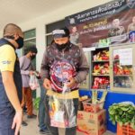 ชมรมแม่บ้านตำรวจตรวจคนเข้าเมือง เติมตู้ปันน้ำใจ ตม.นททบุรี ช่วยปชช.