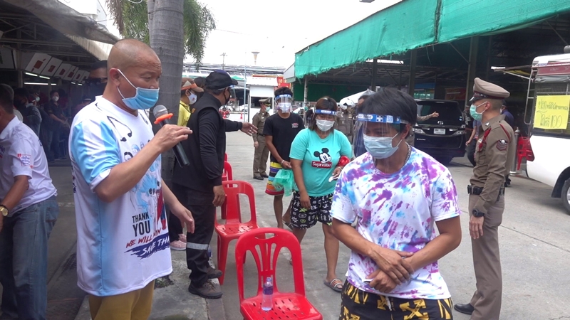 หม่ำ จ๊กม๊ก ร่วมอำนวยความสะดวกและสร้างเสียงหัวเราะให้กับประชาชนระหว่างต่อคิวรับของ