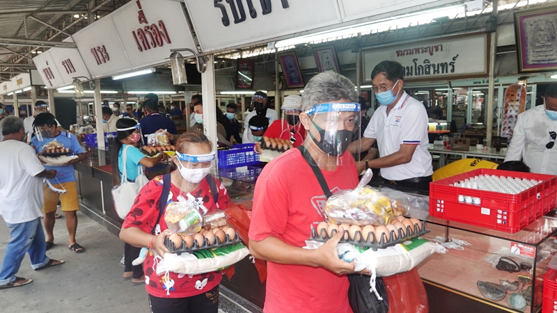 บิ๊กแจ๊ส พล.ต.ท.คำรณวิทย์ ธูปกระจ่าง แจกของจำเป็นให้กับประชาชนในพื้นที่ จ.ปทุมธานี