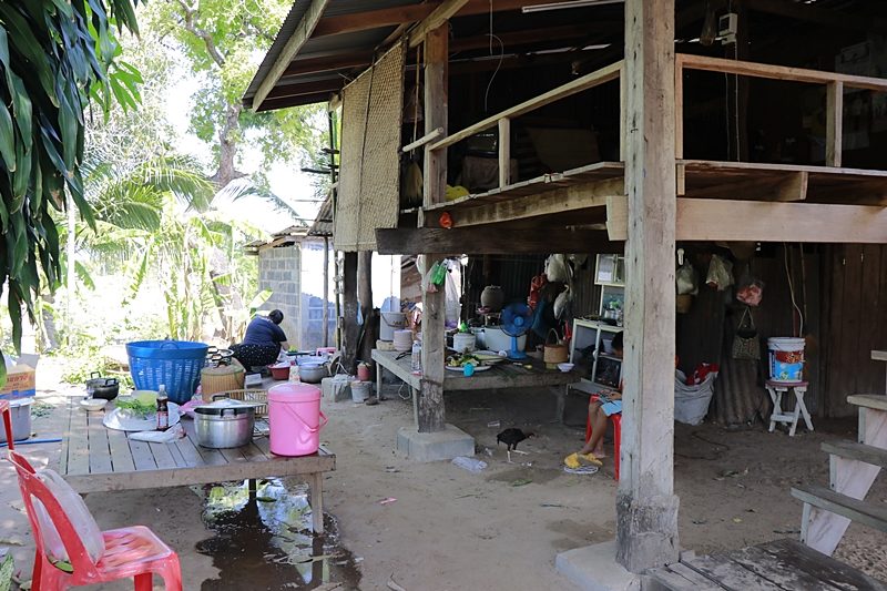 บ้านพักของผู้ตายและผู้บาดเจ็บ หลังก่อเหตุฟันหัวภรรยาและหนีไป ผูกคอดับ