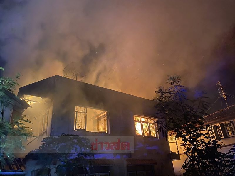 บริเวณชั้น 2 ของบ้านที่เป็นต้นเพลิง เจ้าหน้าที่ระดมดับเพลิงนาน 20 นาที