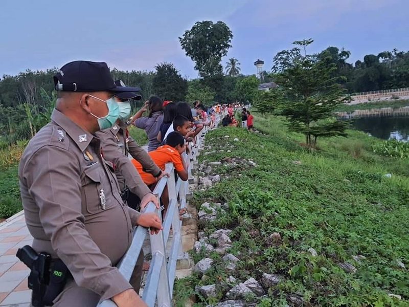 ตำรวจและชาวบ้านที่เดินทางมาออกกำลังกาย ต่างมุงดูการค้นหาหนุ่ม จมน้ำดับ