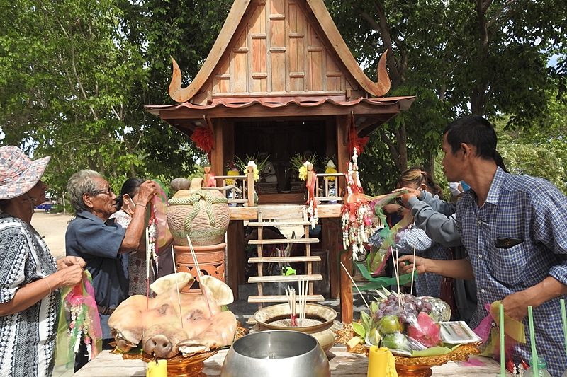 ประชาชนเดินทางมาขอโชคลาภ ศาลตาจันดีและยายสี