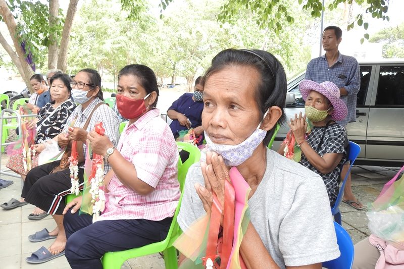 ชาวบ้านจากทั่วสารทิศเดินทางมาขอโชคลาภใกล้วันหวยออก