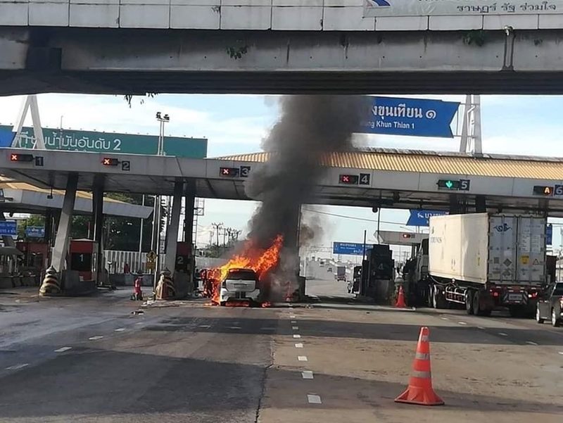 ไฟไหม้รถ หน้าด่านเก็บเงินบางขุนเทียน เพลิงลุกท่วมทั้งคัน