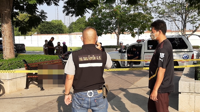 เจ้าหน้าที่เข้าทำการตรวจสอบและกันพื้นที่รอบบริเวณ