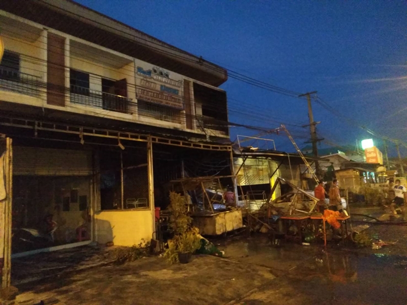 บริเวณด้านหน้าร้านที่ได้รับความเสียหายจากเหตุการณ์ที่เกิดขึ้น