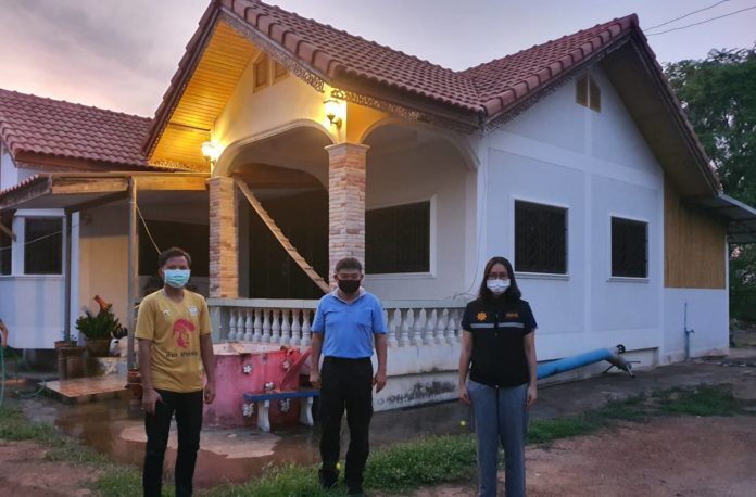 จนท.ตรวจสอบบ้านพักของป้าทองสาที่อ.ทรายทองวัฒนา จ.กำแพงเพชร
