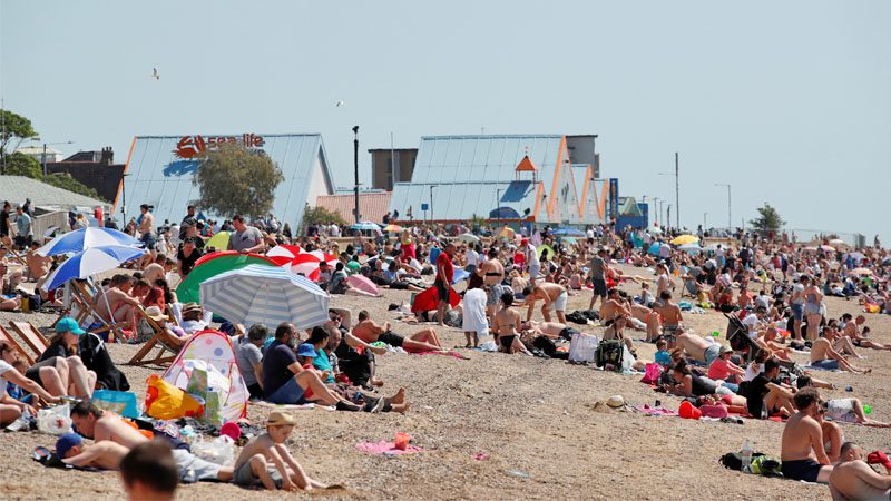 โควิด: อังกฤษเที่ยววันหยุดยาว “แน่นหาด”